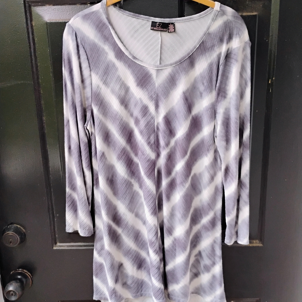 Nina Leonard Gray and White Tunic Top
